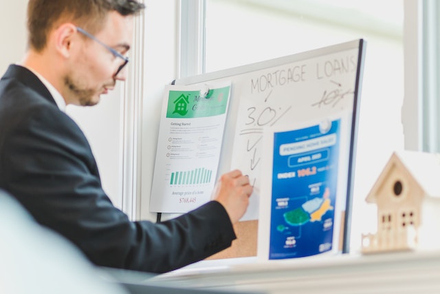 a mortgage broker writing down interest rates on a whiteboard